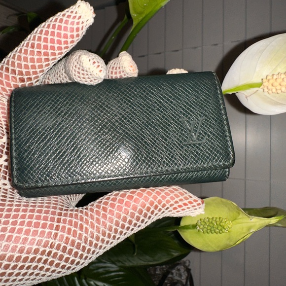 LV key holder in hunter green… - Picture 3 of 8